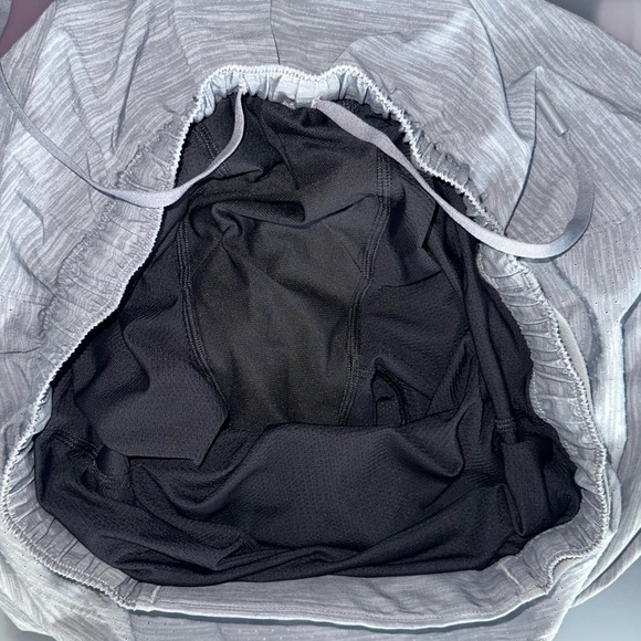 Lululemon Surge Athletic Run Short 6" / Heather Allover Sea Salt Light Cast Sz L - Picture 11 of 11